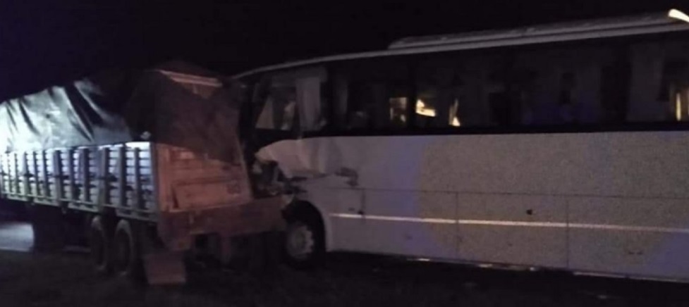 Un colectivo que trasladaba futbolistas chocó en la autopista Rosario-Santa Fe: un muerto