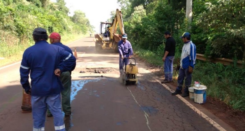 Realizan trabajos de bacheo sobre la avenida Pincen en Oberá