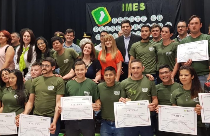 Entregaron diplomas a nuevos egresados en 