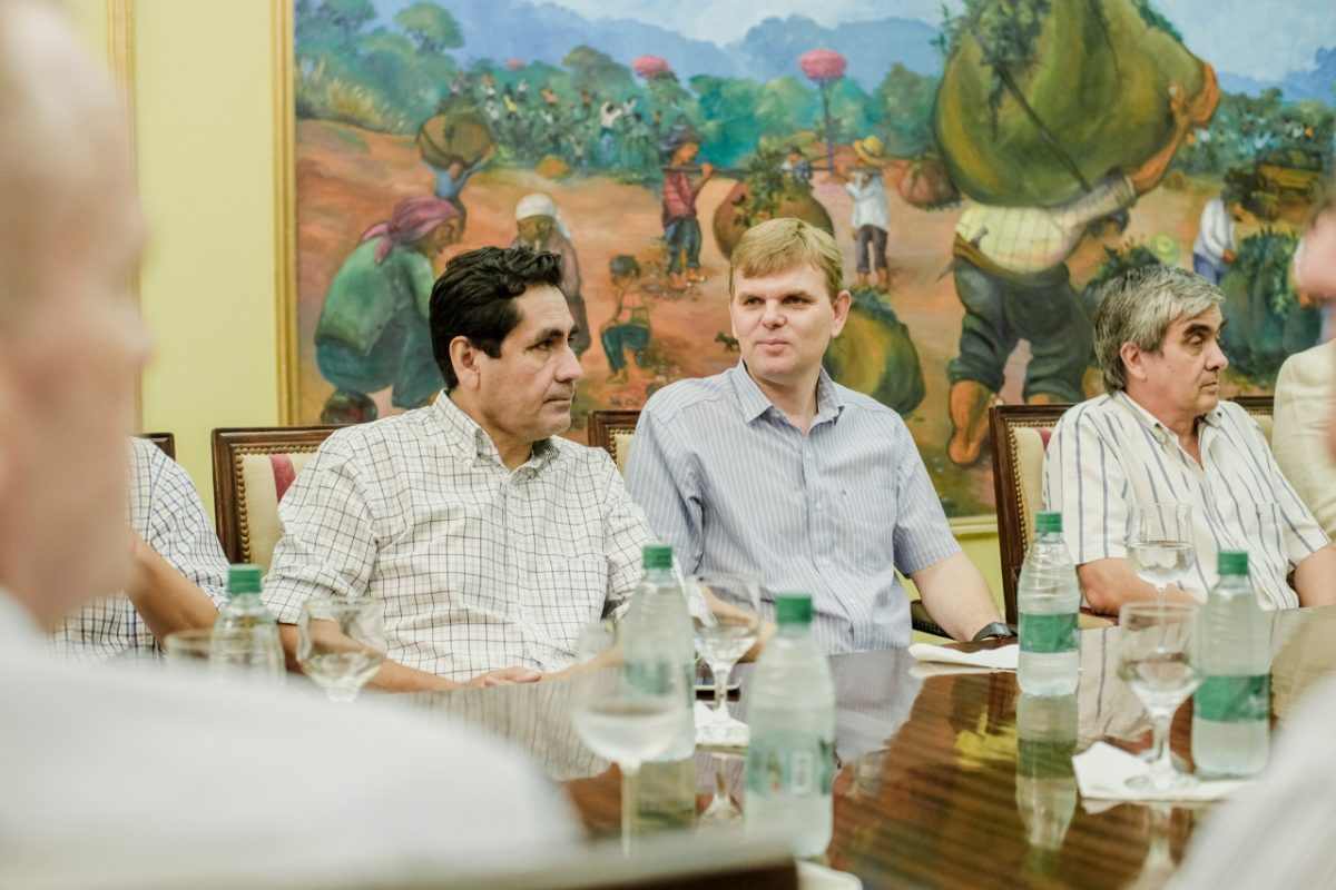 El Gobernador puso en funciones a Paolo Quintana, nuevo ministro de Energía 2 4 - Herrera puso en funciones al nuevo ministro de Energía 1 - 3