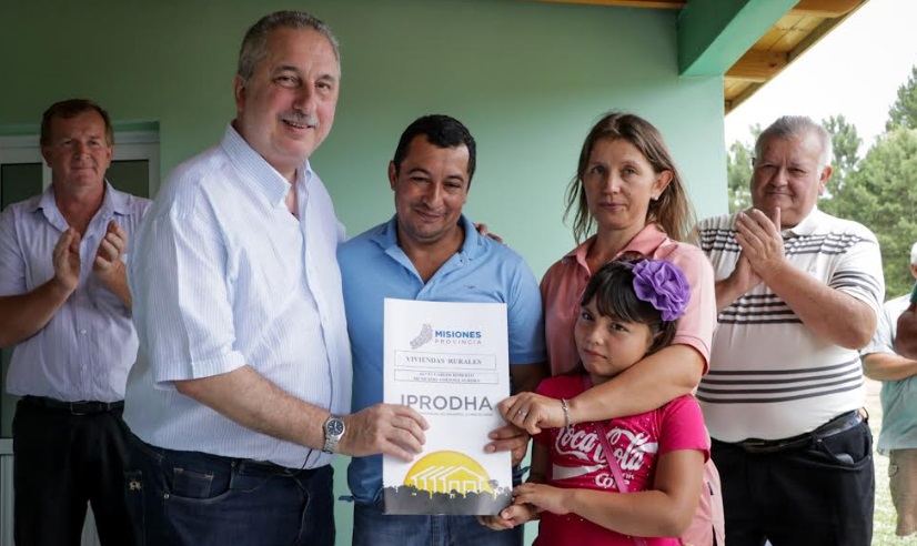 Colonia Aurora: entregaron 33 títulos de propiedad a familias de colonia El Progreso