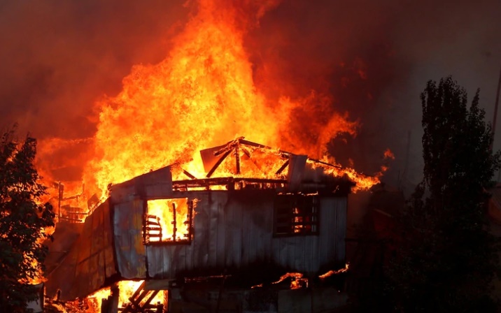 Chile: incendio forestal consumió por completo más de 200 viviendas en Valparaíso