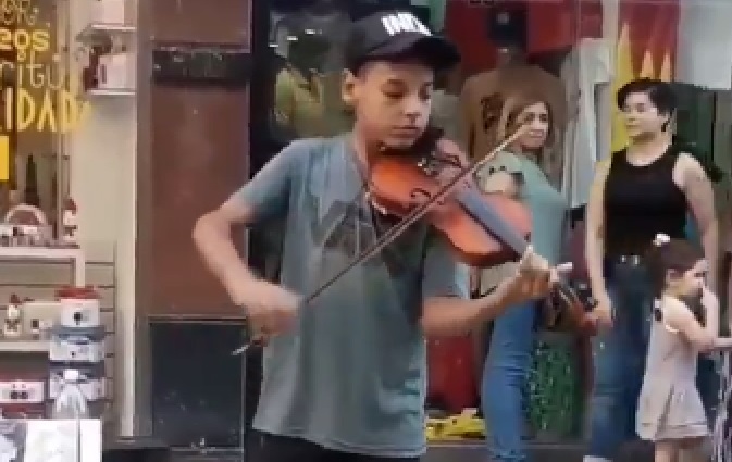El chico santafesino que toca 'Ji ji ji' de Los Redondos con un violín que es furor