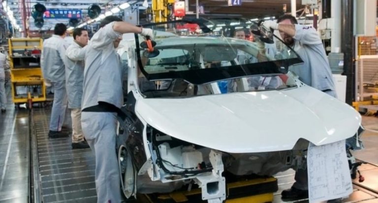 En noviembre, la producción automotriz se desplomó 26,4%