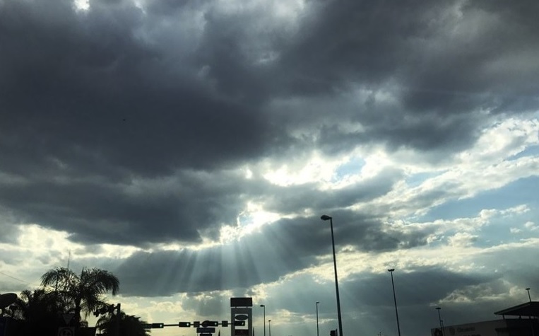 Tiempo: domingo con cielo parcialmente nublado y probabilidad de chaparrones dispersos
