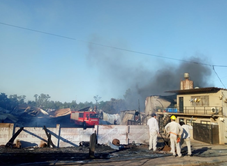 Voraz incendio en Garupá: se quemó totalmente la fábrica de muebles Ecomadera SRL