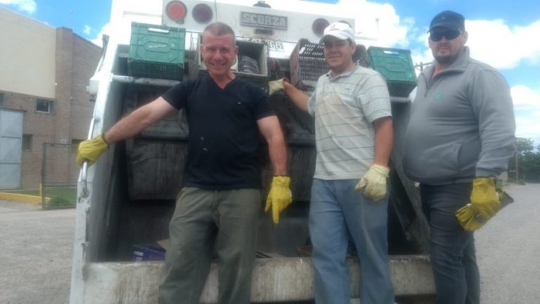 Chubut: un intendente y sus concejales salieron a juntar la basura