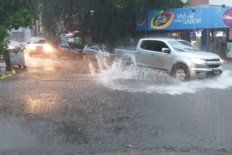 Tormenta en Posadas: abundante caída de agua, calles anegadas y granizo