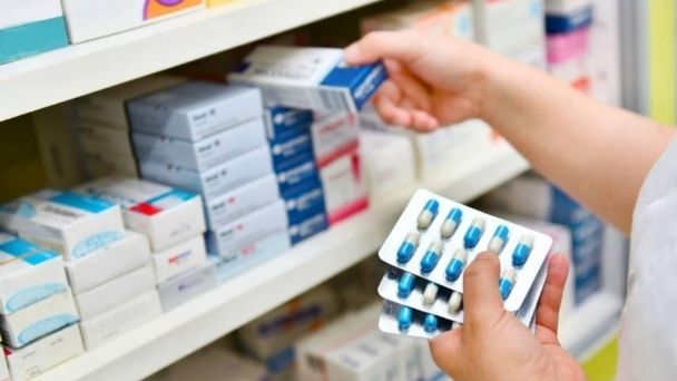 Gobierno anuncia baja en el precio de los medicamentos