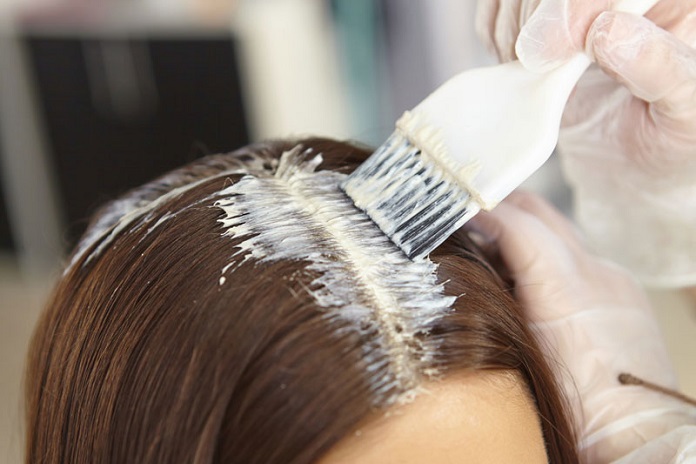 Encuentran relación entre el cáncer de mama y la aplicación de tinturas o alisados para el pelo