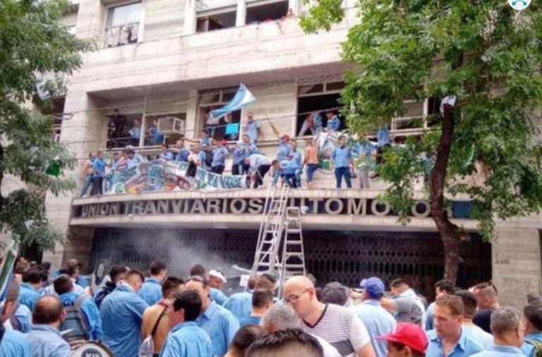 Buenos Aires: con heridos y destrozos, colectiveros tomaron la sede de la UTA