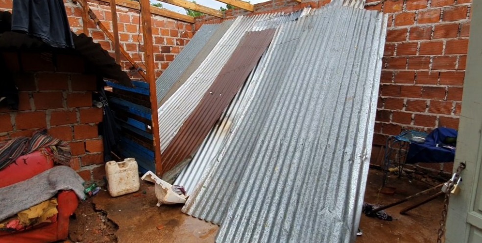 La tormenta provocó caída de árboles y voladura de techos en Posadas