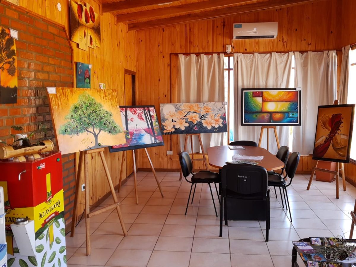 Nueva exposición de cuadros en el Centro de Atención al Turista en Montecarlo