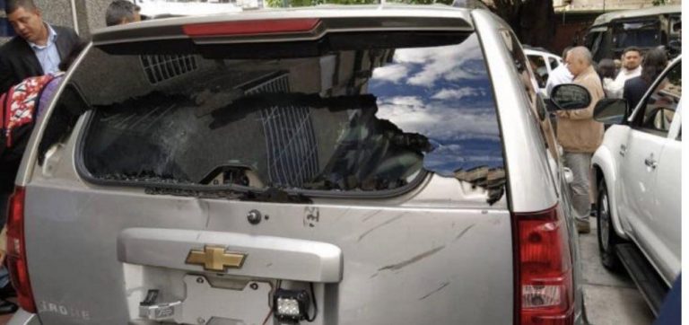 Venezuela: balearon el auto de Juan Guaidó