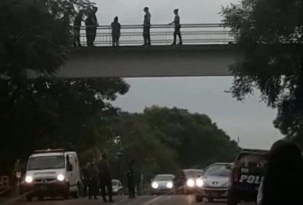 Policías evitaron que una joven se arrojara de un puente en Jardín América