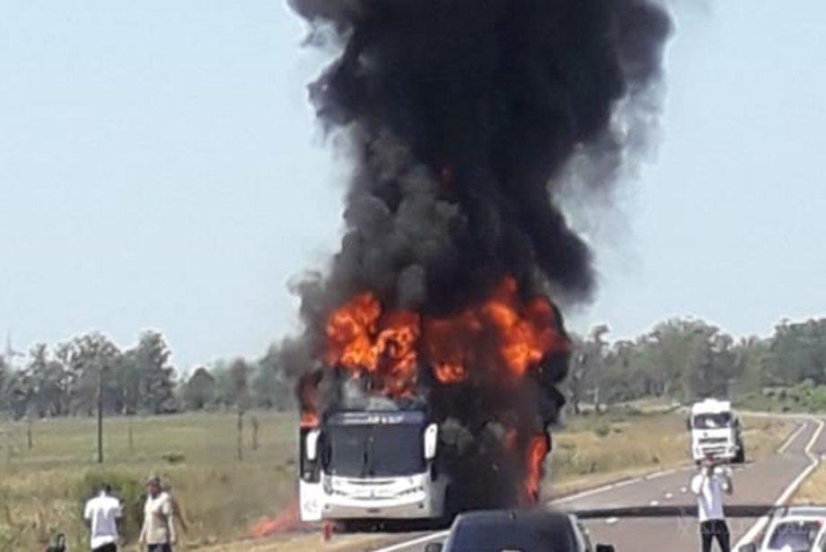 Se incendió un colectivo de la empresa Singer en Corrientes: no hubo heridos