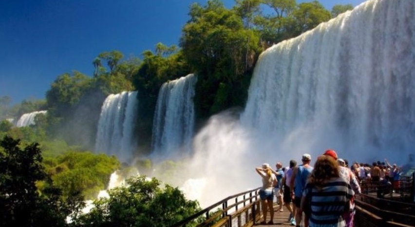 Aseguran que creció el turismo interno en el país y las Cataratas del Iguazú una de las más beneficiadas