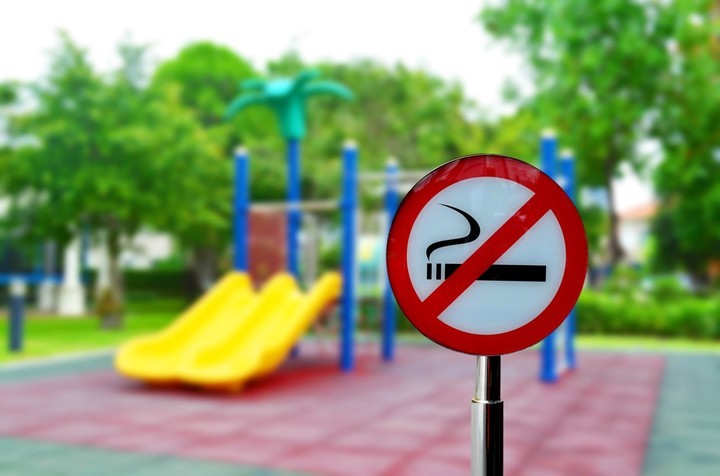 Mendoza: prohibieron fumar en parques, plazas y paseos