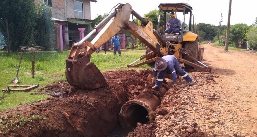 En Oberá realizan arreglos de caminos terrados y entubado pluvial