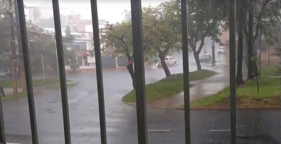 Fuerte chaparrón opacó el intenso calor en Posadas