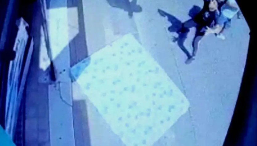 Una mujer se tiró de una terraza para escapar de su pareja: la salvó un colchón