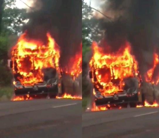 Se incendió un ómnibus de la empresa ETCE en Santiago de Liniers