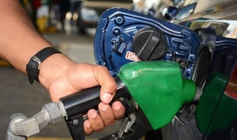 El Gobierno extiende un mes más el congelamiento de precios de combustibles