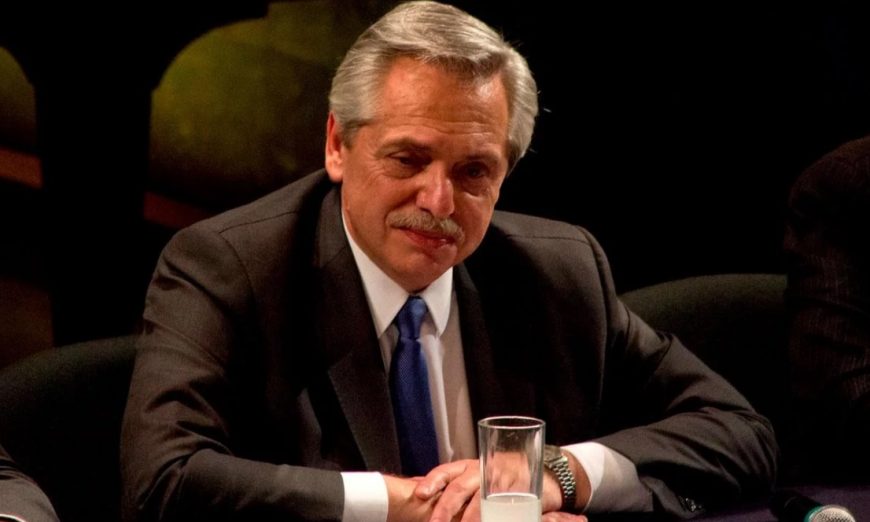 Fernández firmó el decreto para aumentar los sueldos de empleados estatales