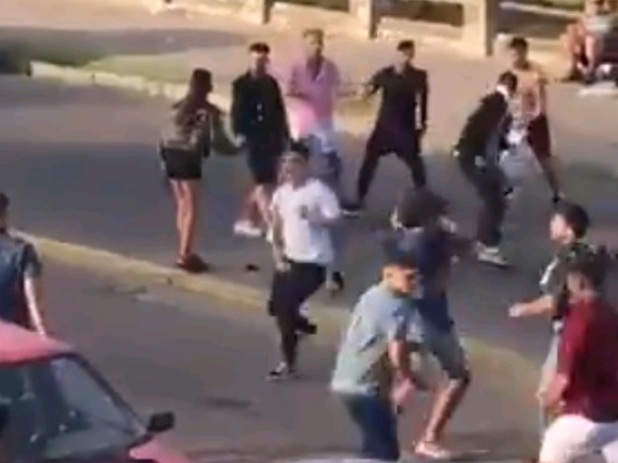 Viral: la salvaje pelea entre presuntos jóvenes argentinos y uruguayos en Piriápolis