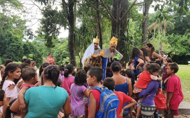 Más de 200 niños recibieron a los Reyes Magos en la Cruz de Santa Ana