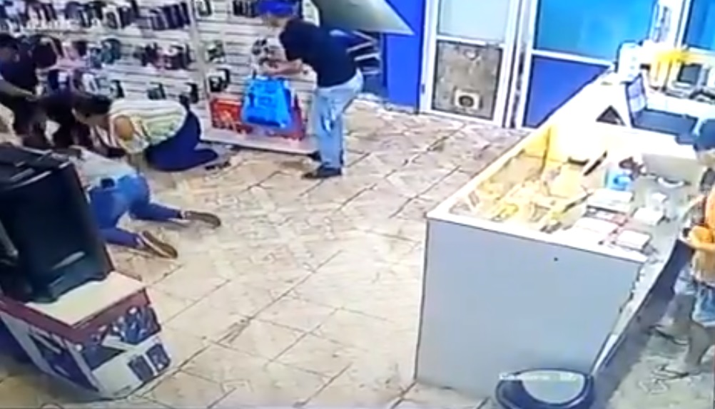 Raid delictivo: tres detenidos tras robar un auto y en un local de accesorios de celulares