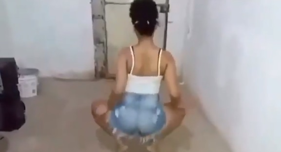 Susto: estaba meneando sexy cuando apareció un visitante inesperado