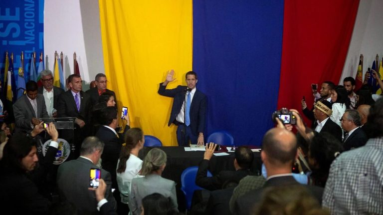 En una sesión paralela, Juan Guaidó fue reelecto presidente de la Asamblea Nacional