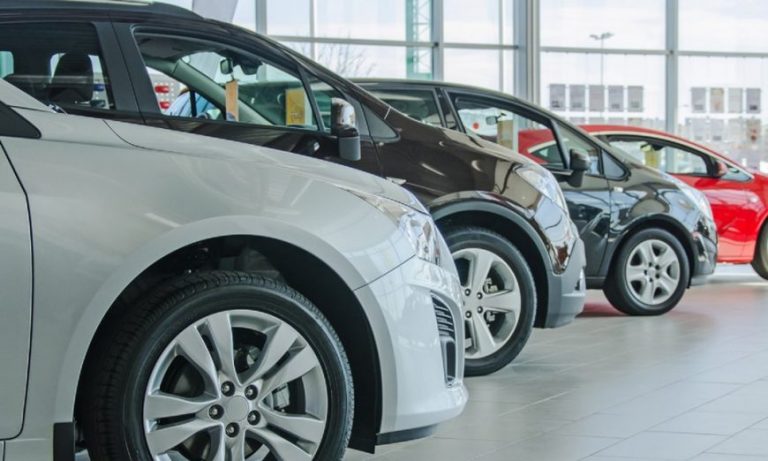 Pese a caída de ventas, precios de los autos subieron 81% en 12 meses