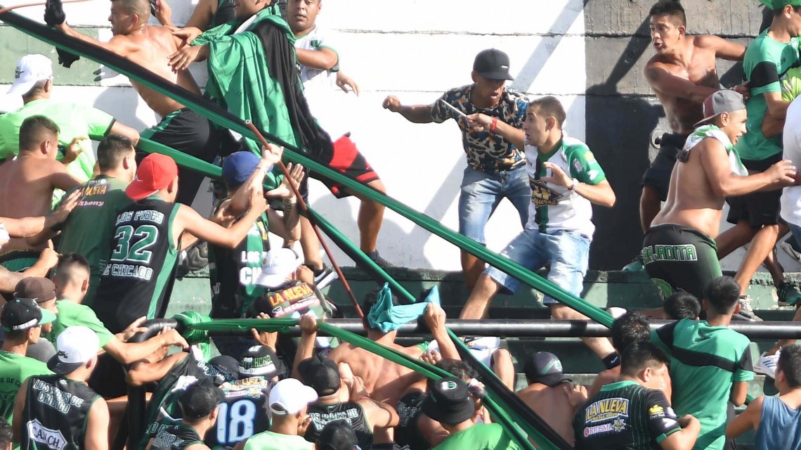 Violencia en el fútbol: barrabravas de Nueva Chicago se atacaron entre si con cuchillos y palos