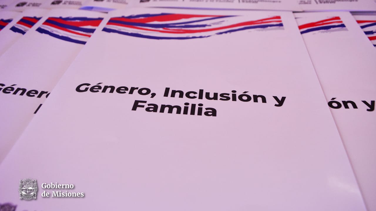 Subsecretaría de la Mujer realizó jornada sobre "género, inclusión y familia" en El Alcázar 3 6 - capacitación 2 - 5