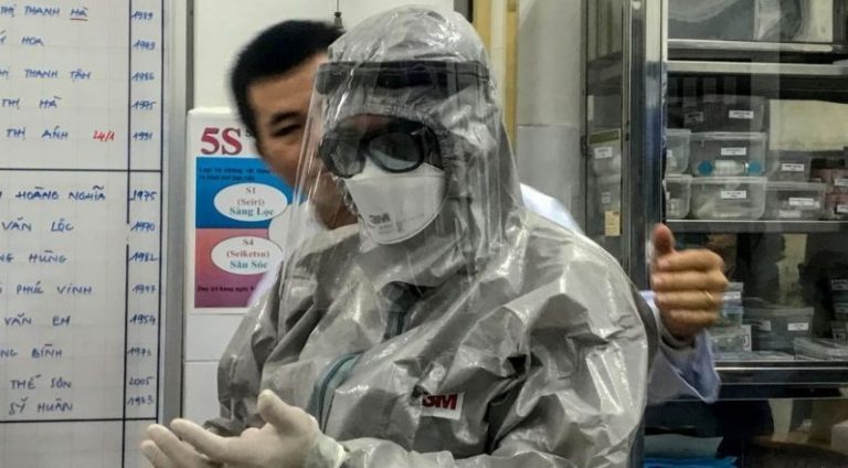 El coronavirus sigue su paso desbastador en China: más de 304 muertos y 14.000 infectados