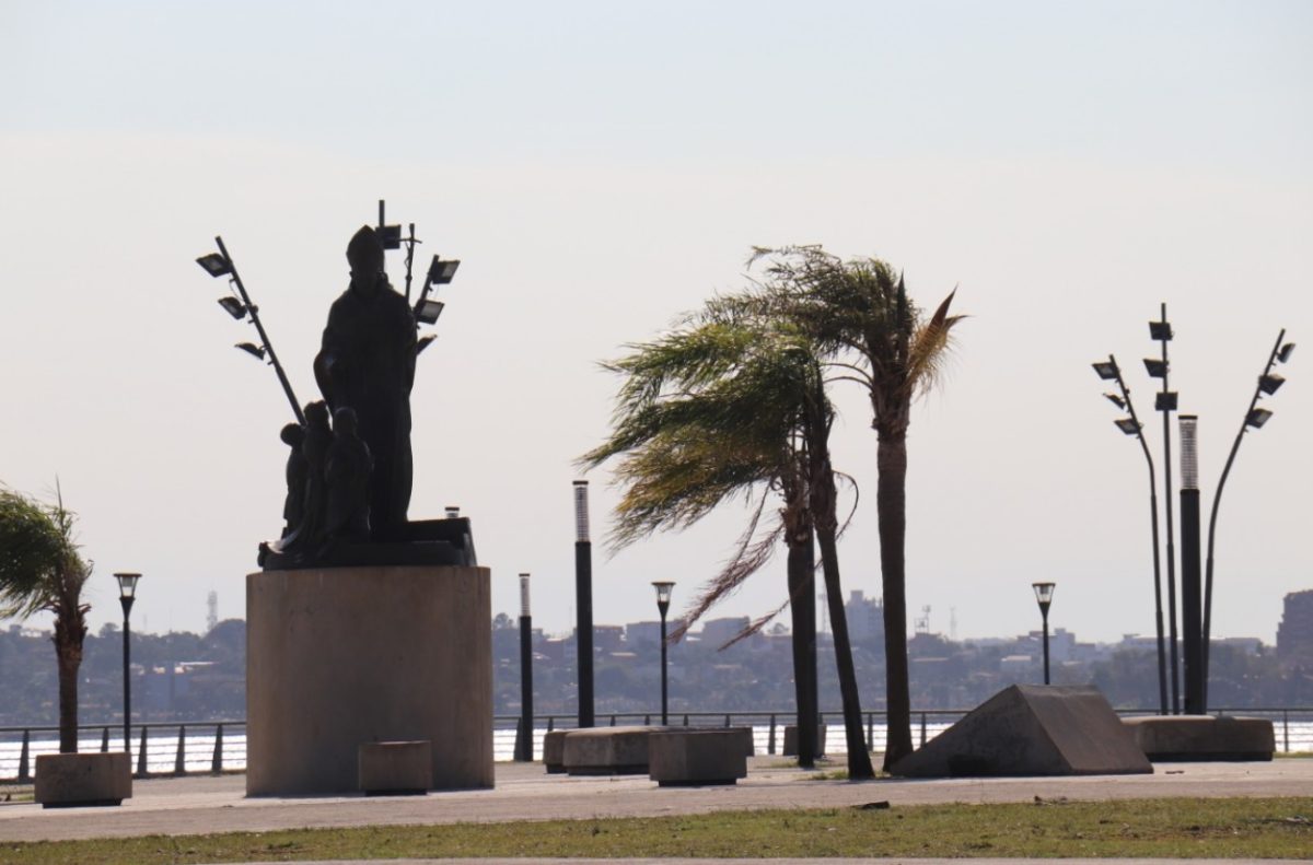 Jueves cálido, parcialmente nublado y con vientos moderados