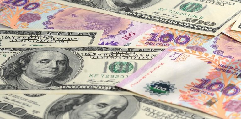 Dólar solidario: el impuesto a la compra de moneda extranjera recaudó $ 3181 millones en un mes