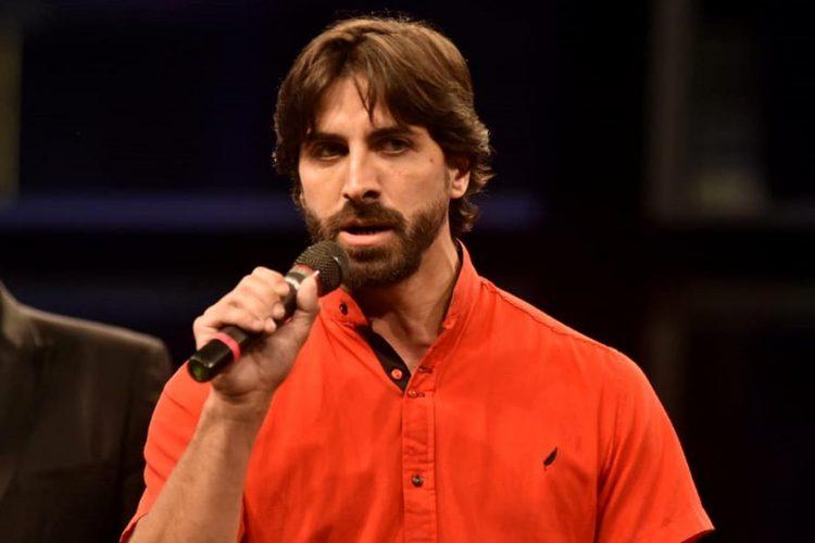 Un director simuló cortarse las venas frente a todos en los premios Estrella de Mar