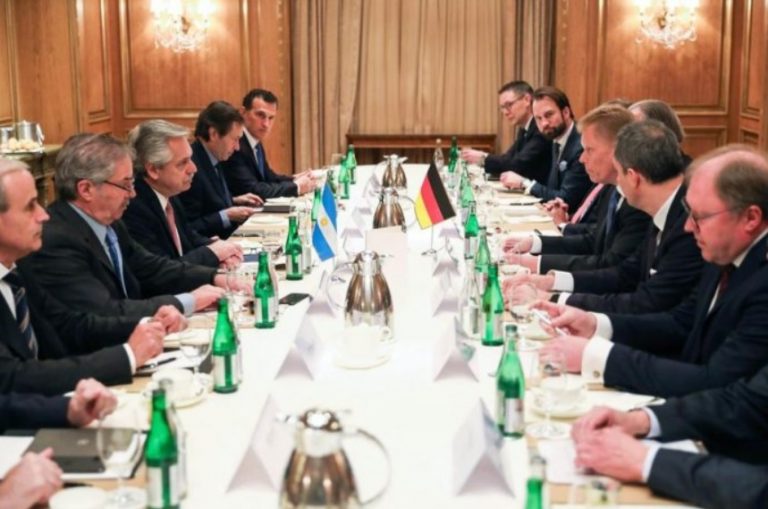 Alberto Fernández desayunó con empresarios alemanes y cenará con Merkel