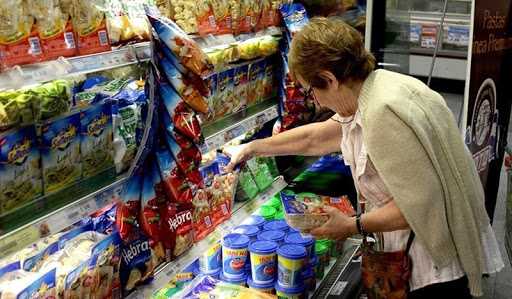 Reintegran a jubilados y beneficiarios de planes el 15% de la compra de alimentos