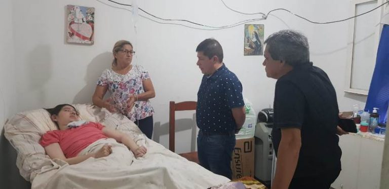 Alarcón visitó a pacientes del servicio de atención médica domiciliaria