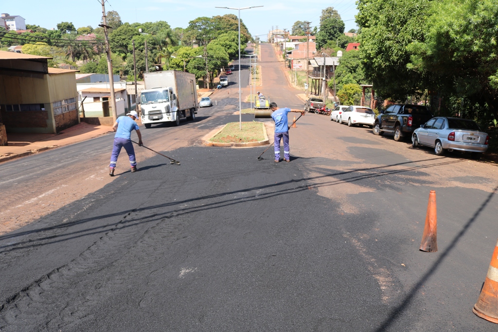 Realizan trabajos de bacheo en avenida Italia de Oberá 1 2 - Bacheos Av Italia 1 - 1