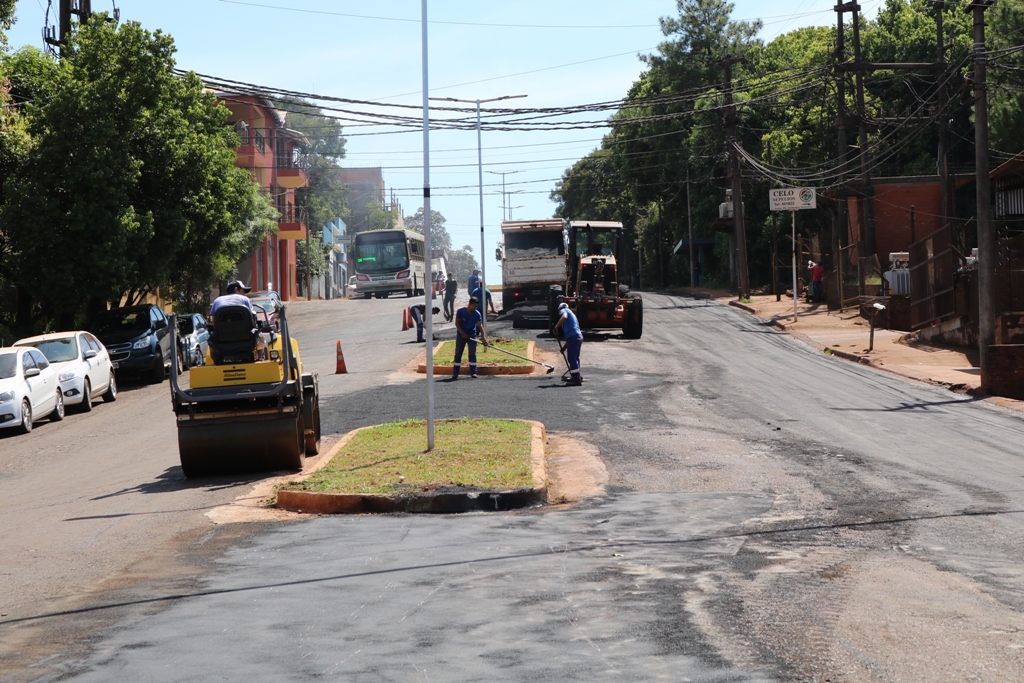 Realizan trabajos de bacheo en avenida Italia de Oberá
