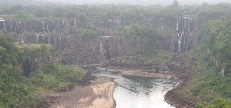 Iguazú: se redujo el caudal del río  y hay complicaciones en el suministro de agua