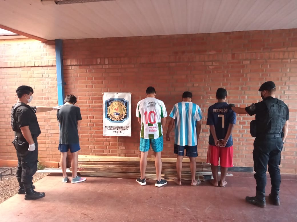 Posadas: jóvenes fueron detenidos por robar fardos de machimbre