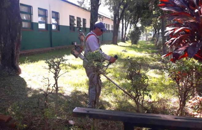 Ciclo lectivo 2020: continúan los trabajos de desmalezamiento en escuelas de Oberá