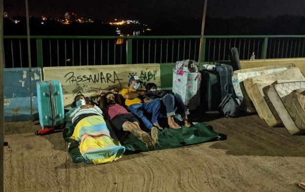 Argentinos varados en Brasil pasaron la noche en el puente Tancredo Neves