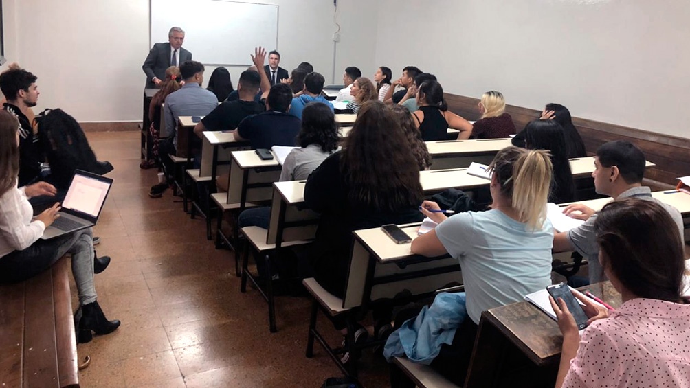 El Presidente fue a dar clase a la Facultad de Derecho